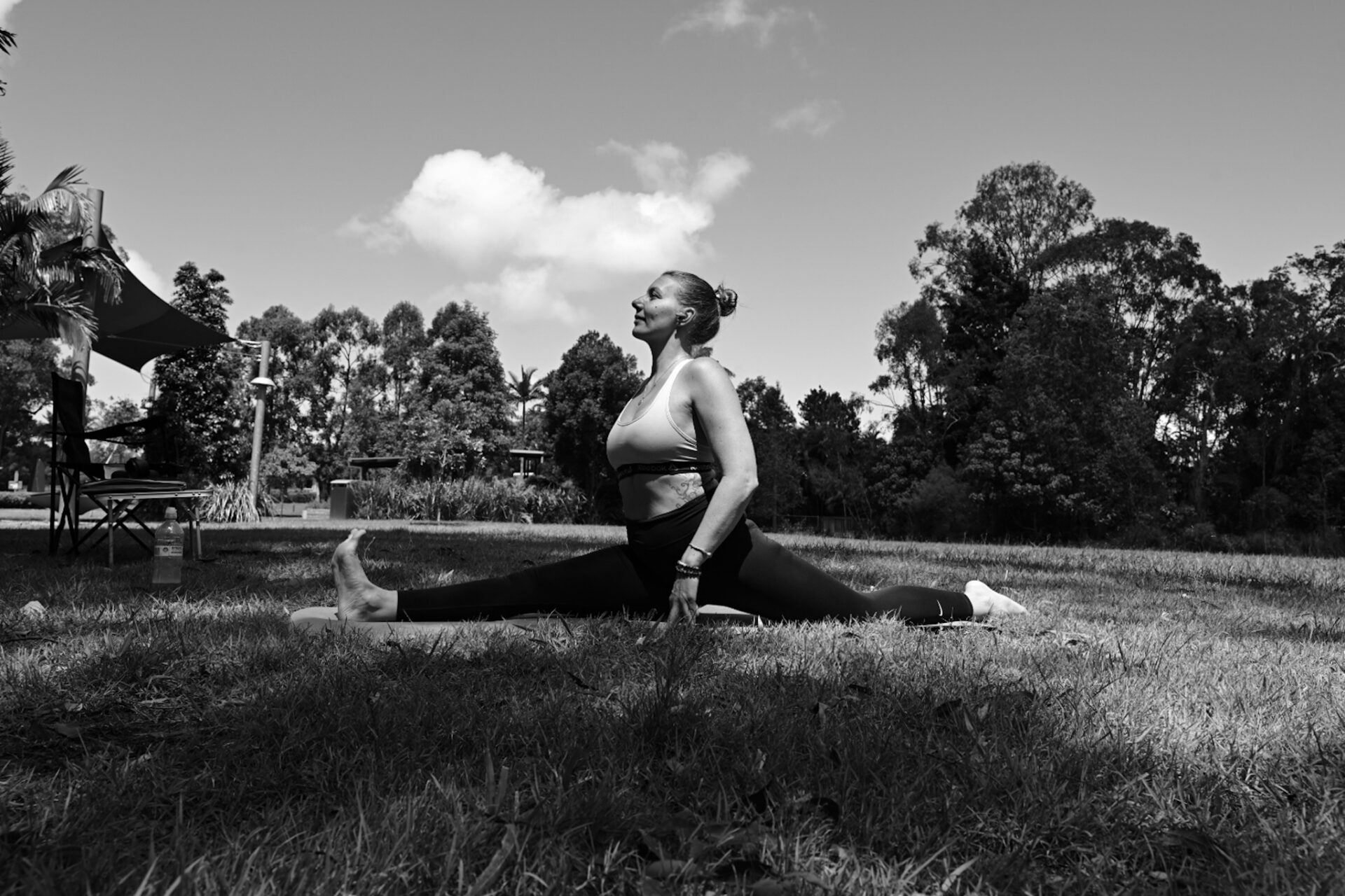 Yoga grand écart, parc, Australie