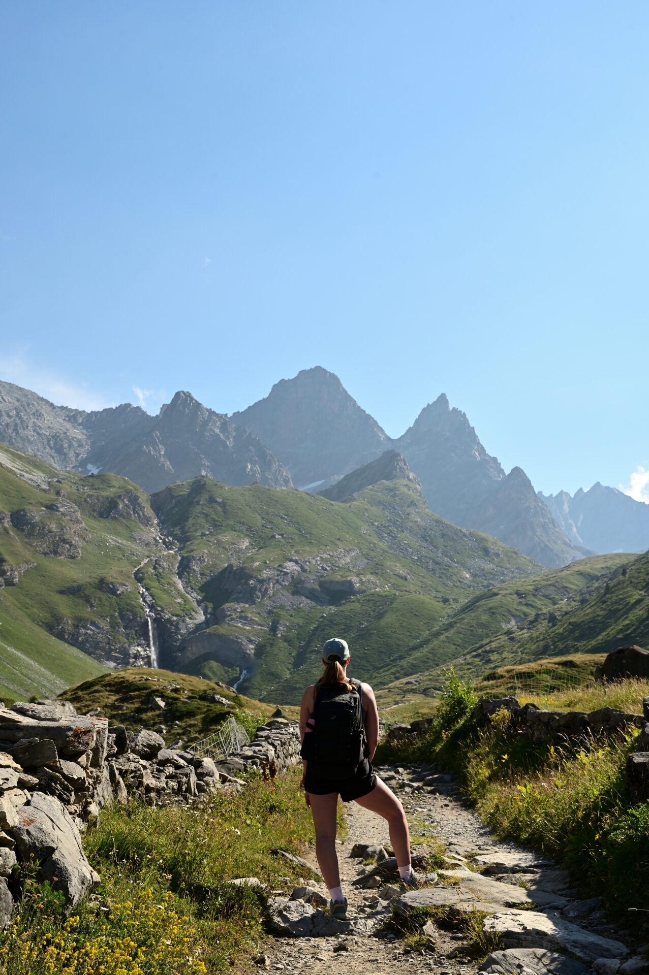 Un magnifique panorama méritant un arrêt photo sur le chemin de randonnée du lac des vaches dans le massif de la Vanoise 