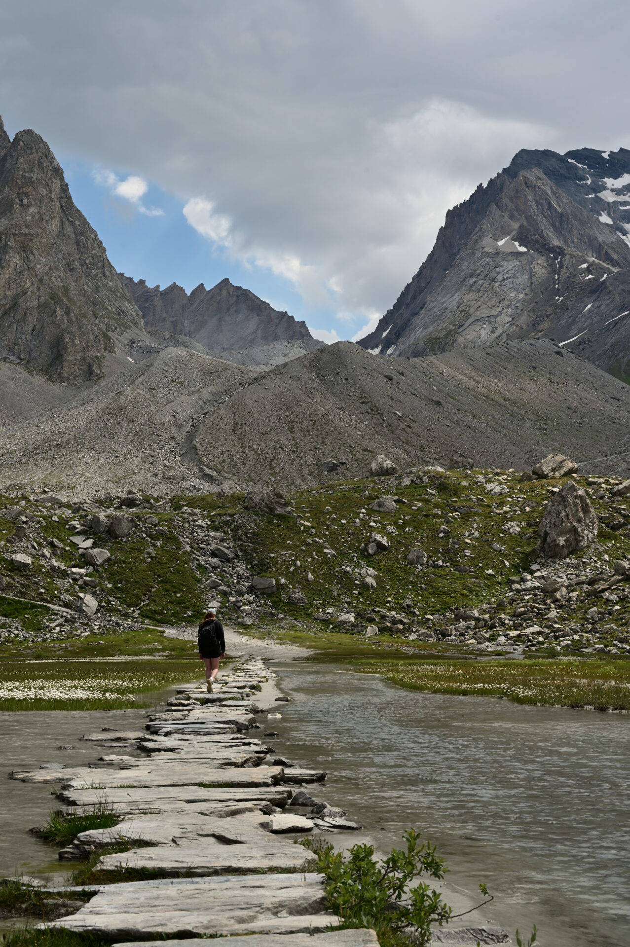 Chemin de pierres sur le lac des Vaches, dans le massif de la Vanoise
