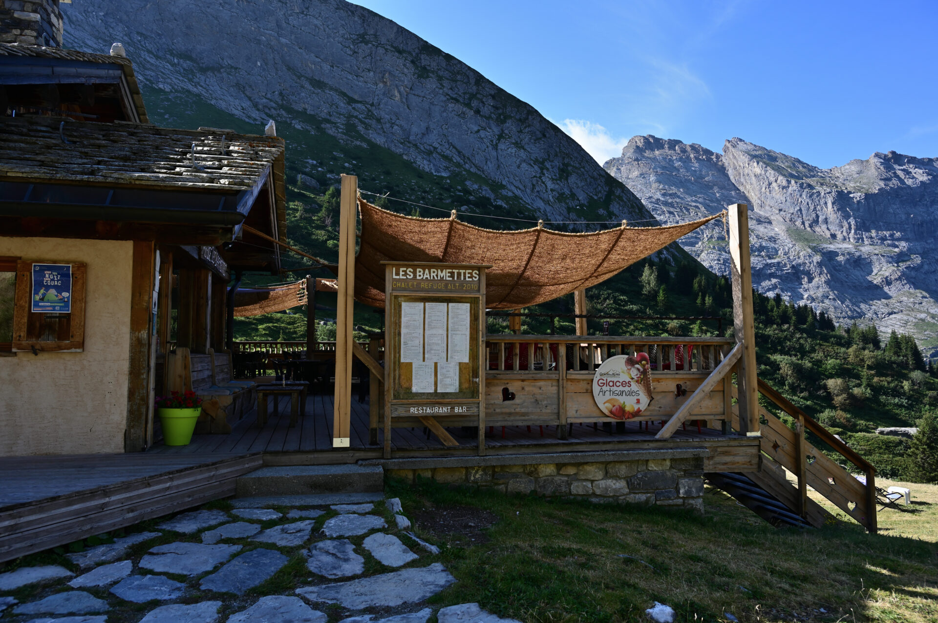 La terrasse du refuge des Barmettes, randonnée du lac des vaches dans la Vanoise
