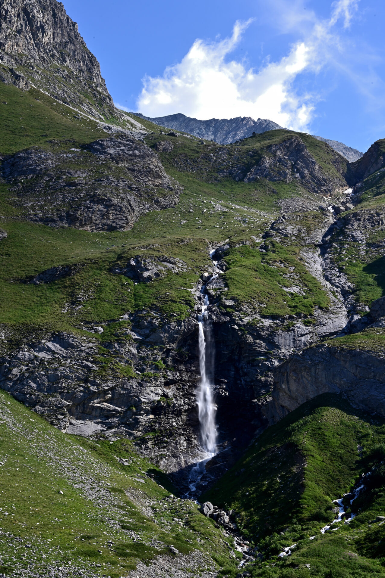 Une magnifique cascade sur le chemin menant au lac des vaches dans le massif de la Vanoise 