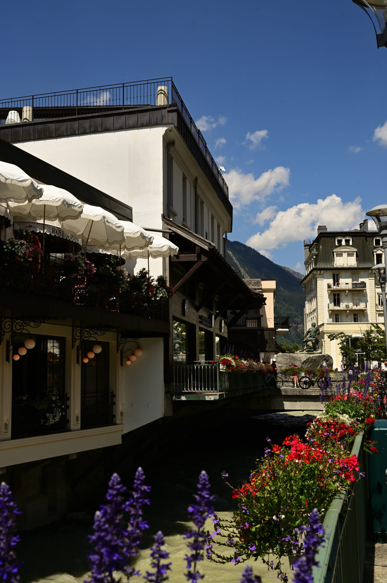 La rivière qui passe par le village de Chamonix