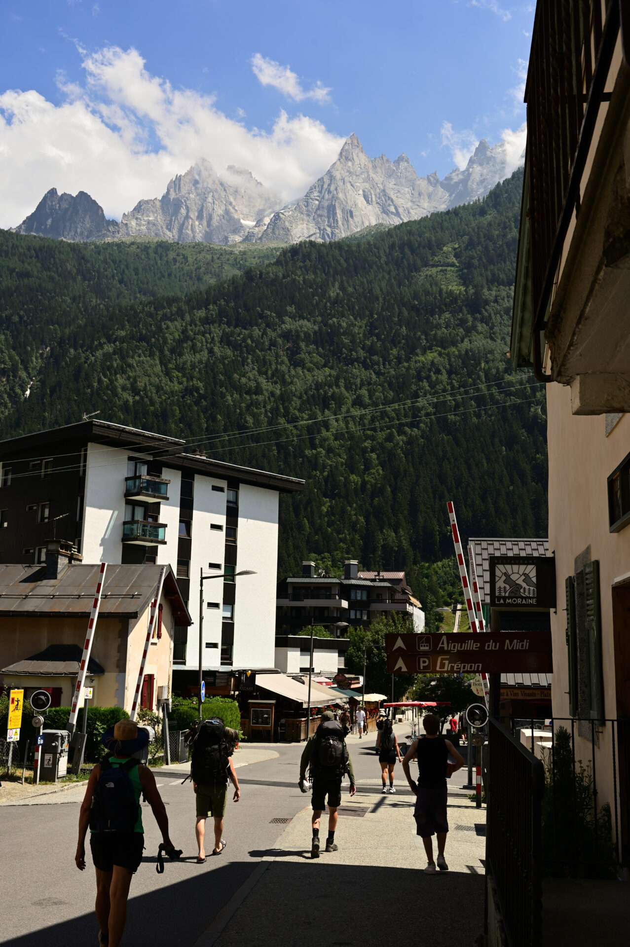 Des randonneurs dans le village de Chamonix