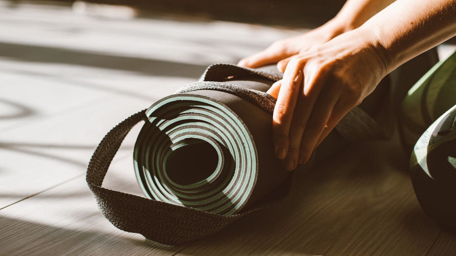 Tapis de yoga de voyage plié, prêt à emporter