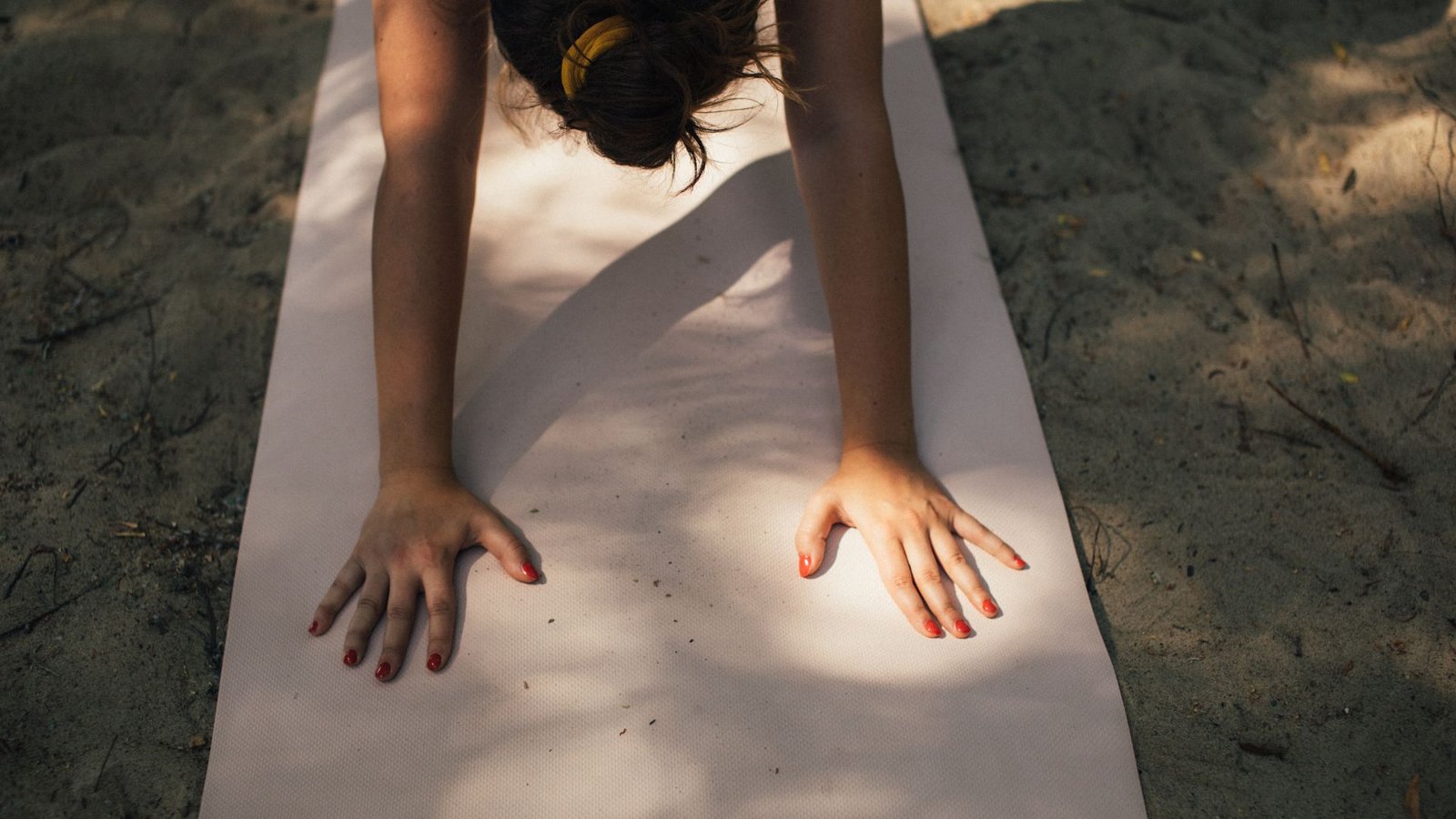 Pratique de yoga en extérieur pendant un voyage