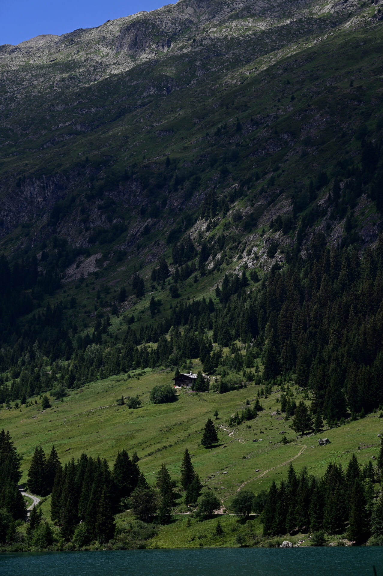 Vue sur les montagnes depuis le lac de St Guérin