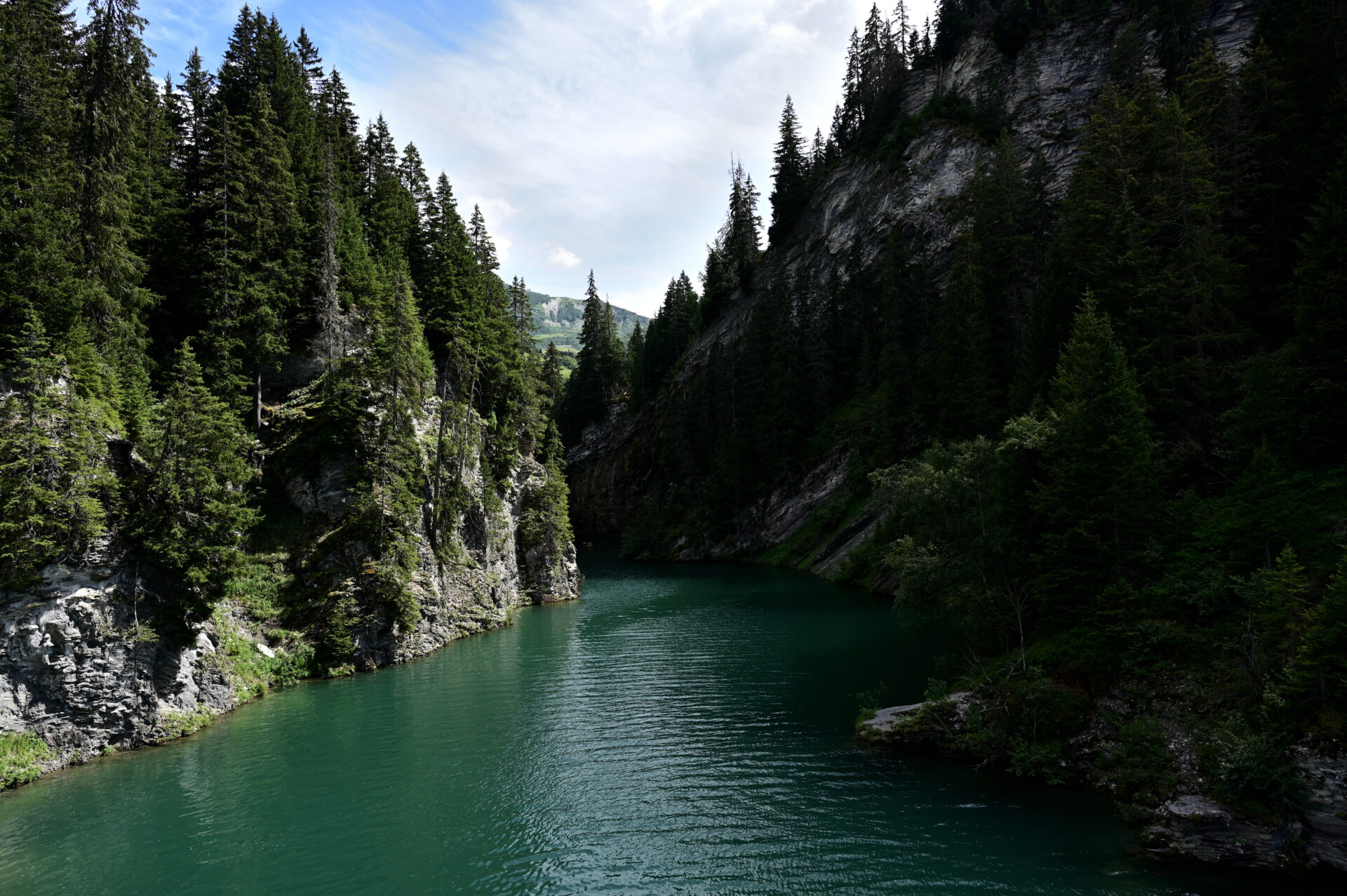 Vue depuis la passerelle himalayenne du lac de Saint-guérin