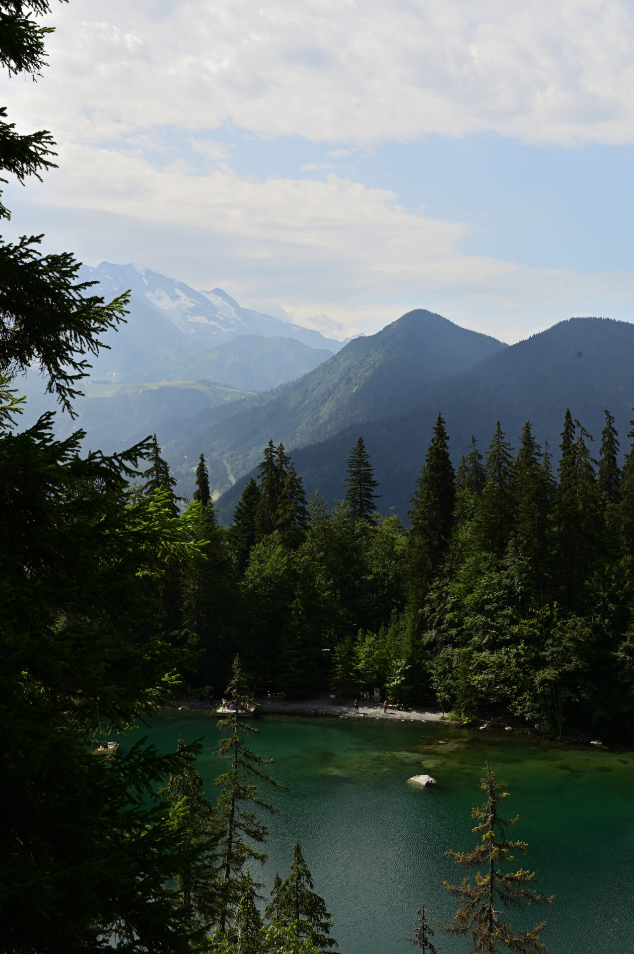 Vue sur mont blanc depuis le belvèdere du lac vert à Passy