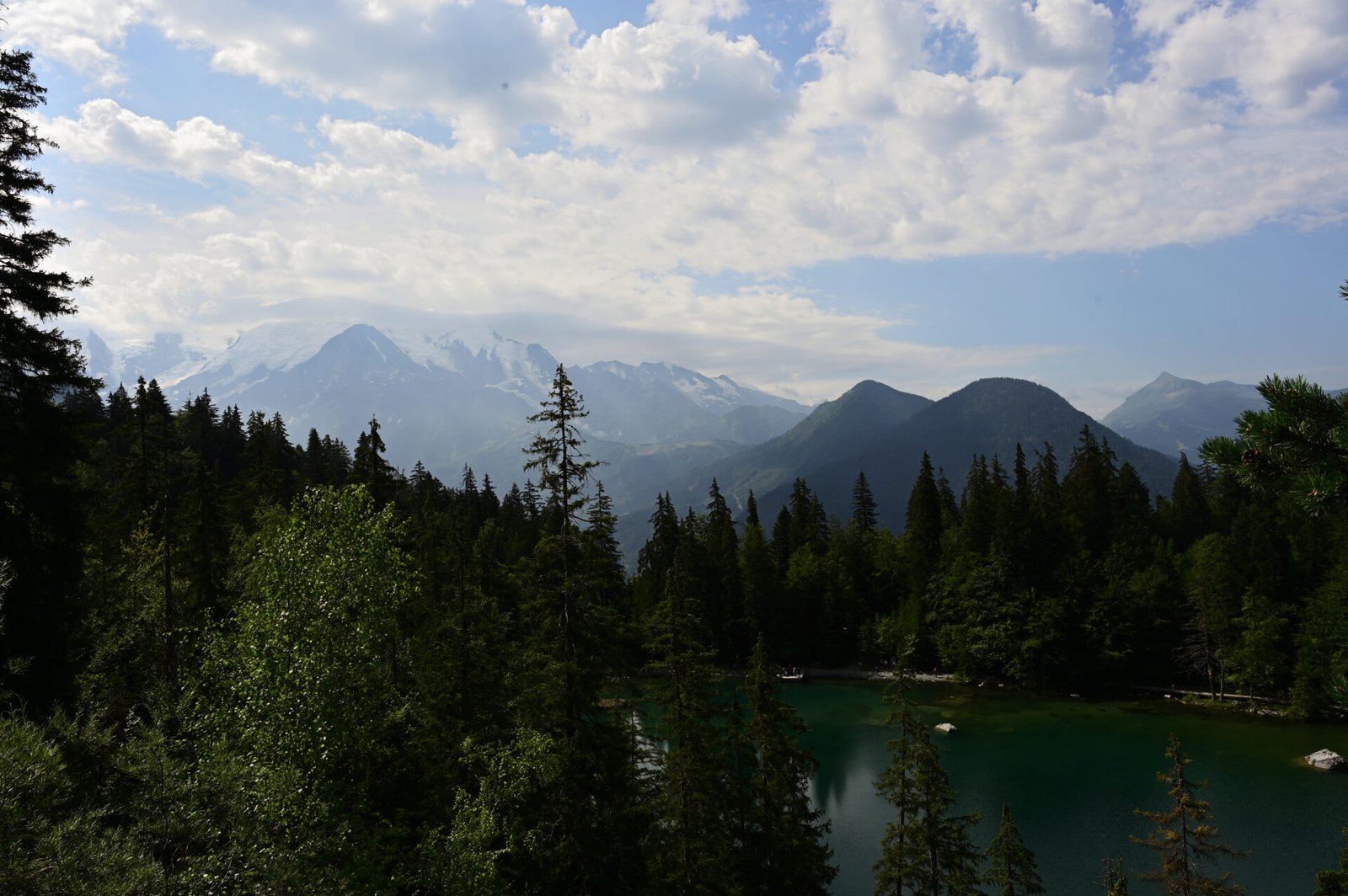 Vue depuis la passerelle himalayenne du lac de Saint-guérin