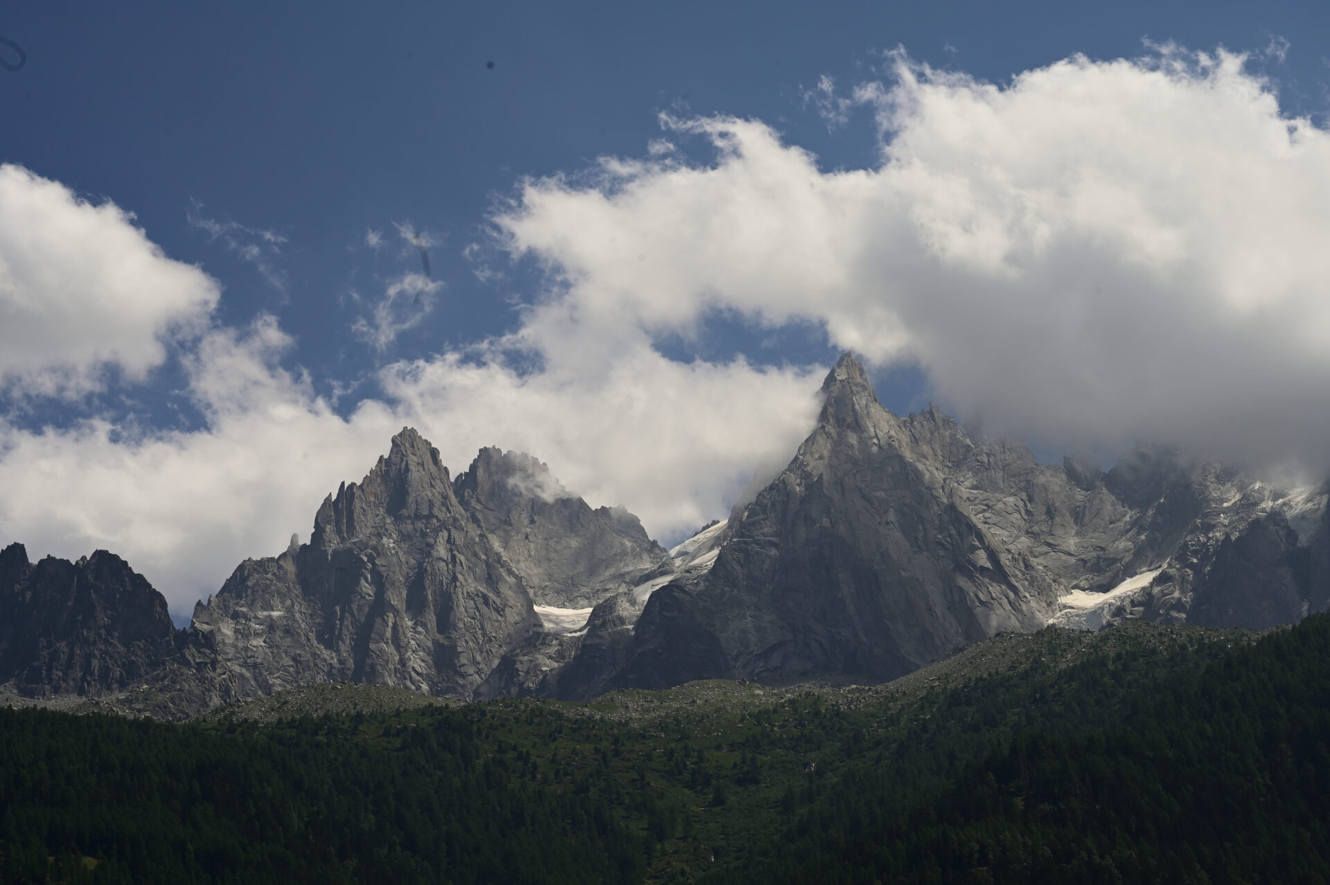 Vue sur les Aiguilles depuis le village de Chamonix