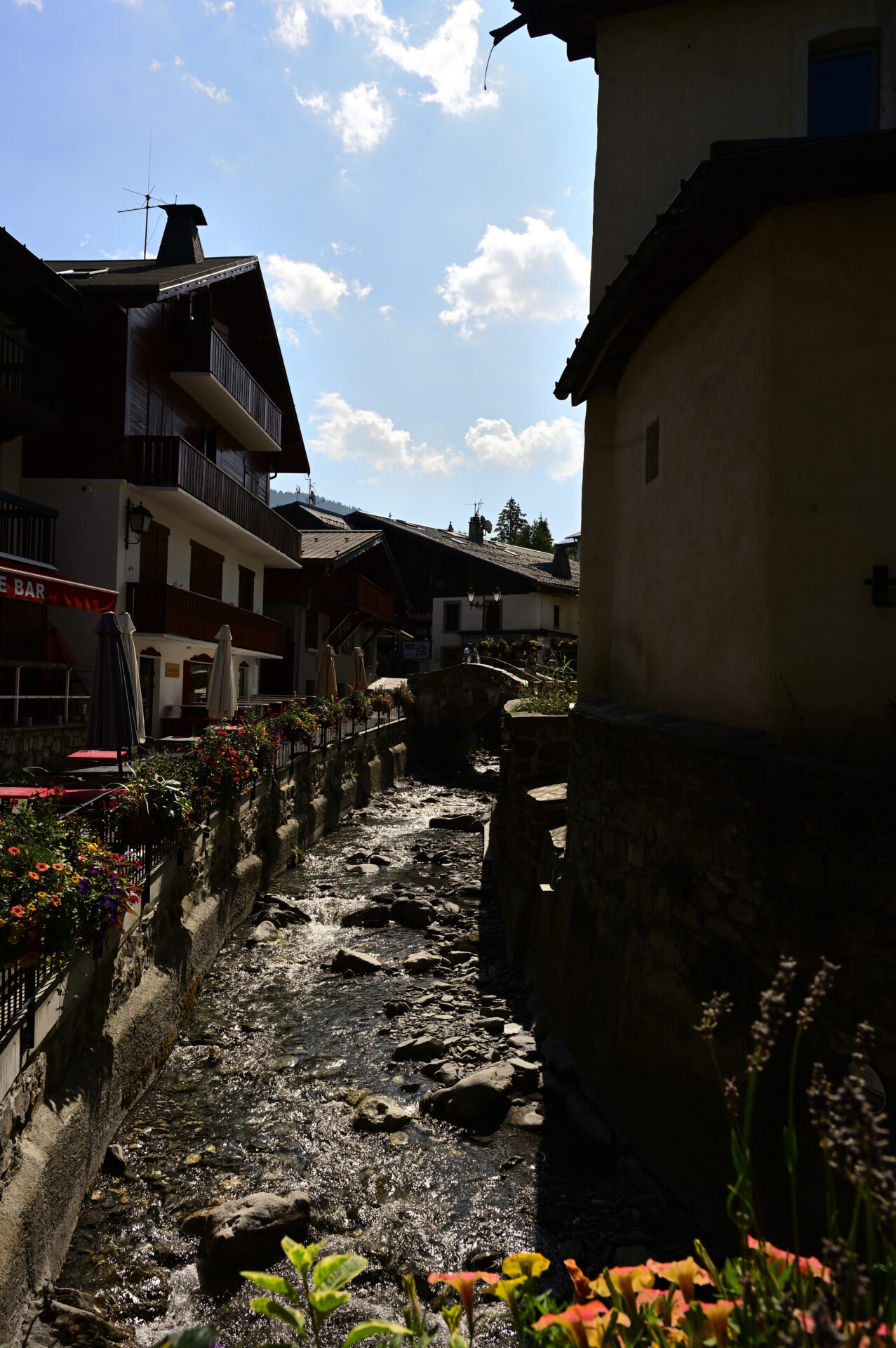 Une rivière qui traverse le village de Megève