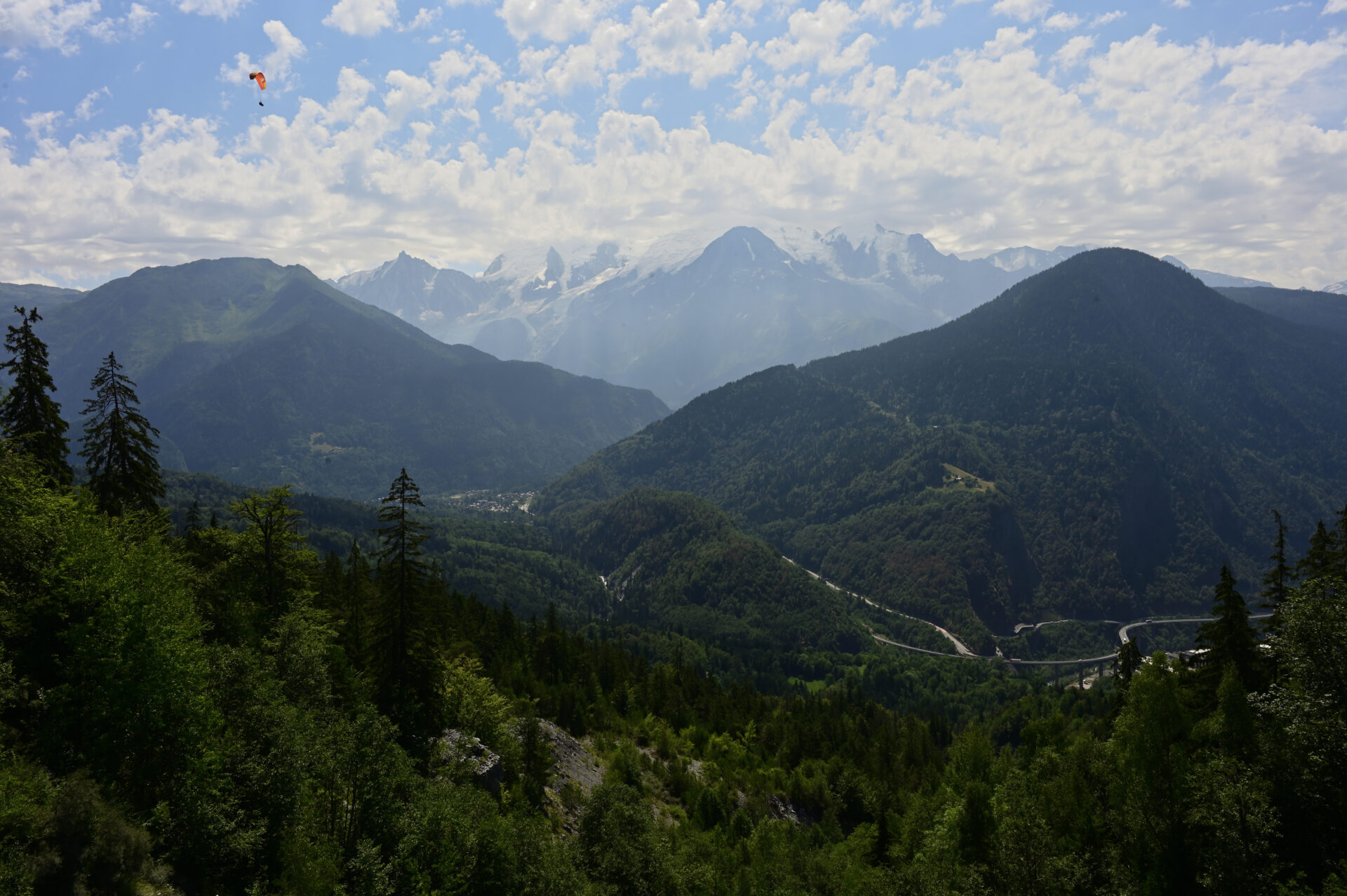 Vue sur le mont blanc depuis la passerelle Nant Bordon à Passy en Haute-Savoie
