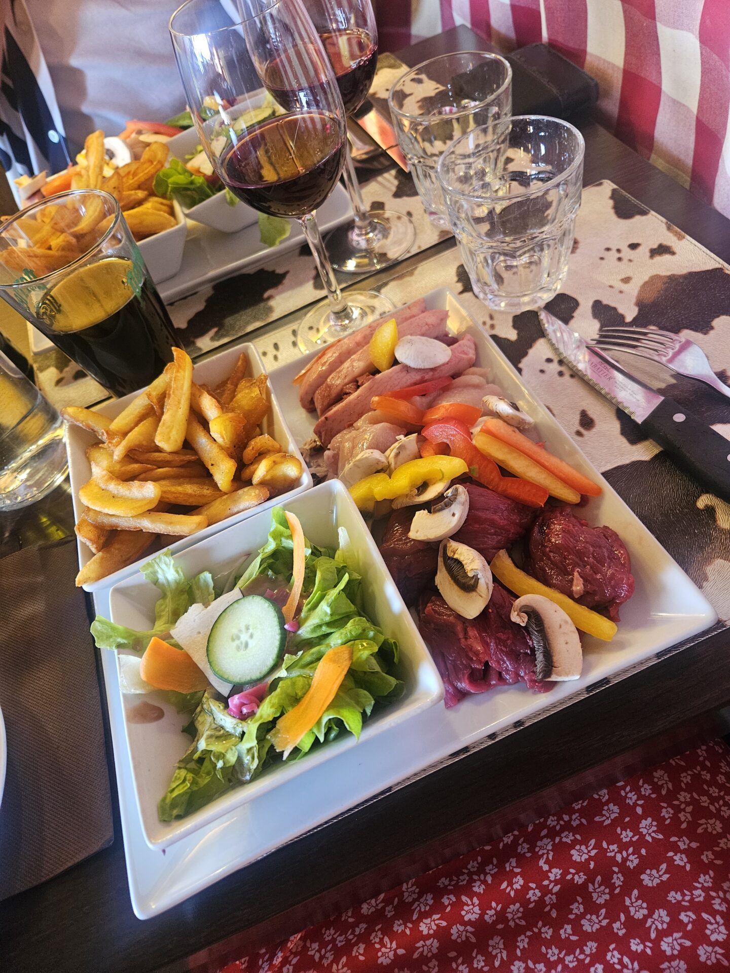 Au menu : pierrade au restaurant "La Vache" dans la station " Les saisies" à Hauteluce (Haute-Savoie)