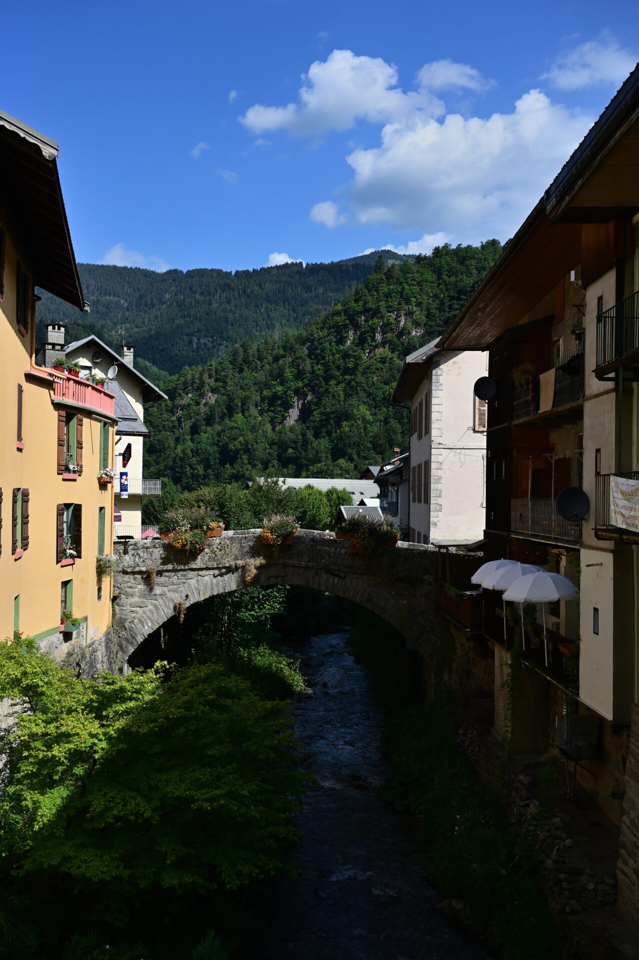 Un joli pont en pierre dans le village de Beaufort