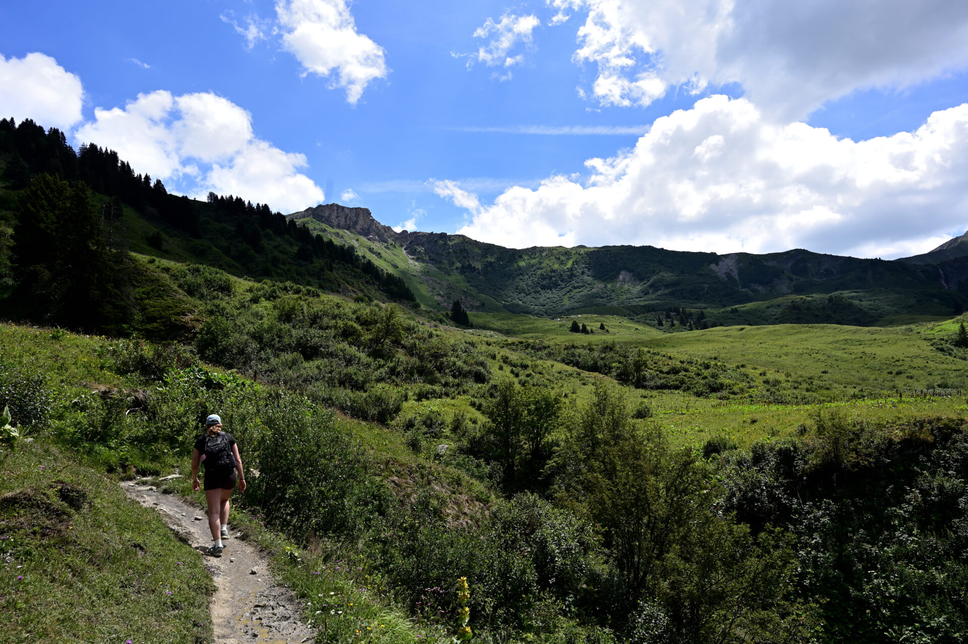 Chemin de randonnées vers le lac des fées depuis le barrage de St Guérin